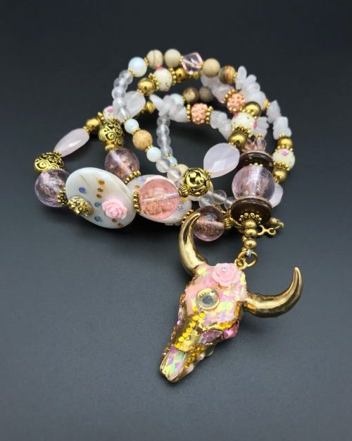 Sautoir Totem "Indra" Tête de Taureau Sertie et Perles d'Art – Pièce Unique